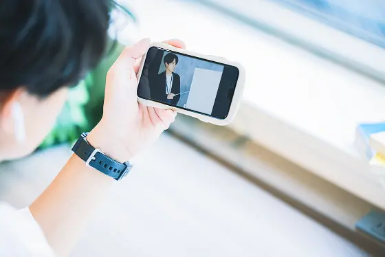 スマートフォンで英語学習動画を視聴している様子