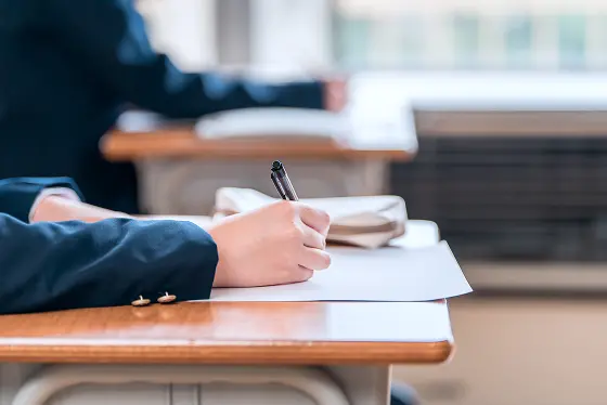 ノートに英語の学習内容を書き留めている手元の様子