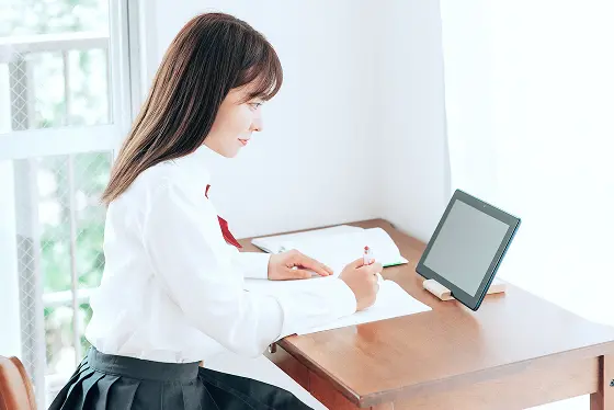 ノートパソコンで学習サービスを利用している女性