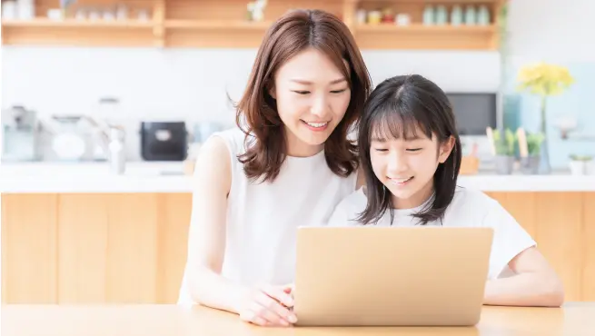 ノートパソコンを見ながら体験レッスンに申し込む様子