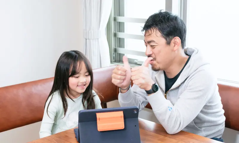 タブレットでレッスン動画を見ながら親子でやり取りしている様子