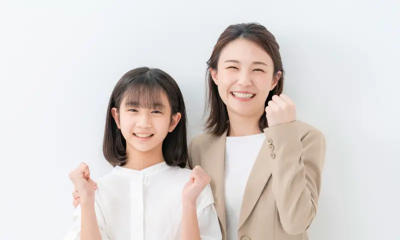 安心してサポートが受けられることを伝える笑顔の大人と子ども