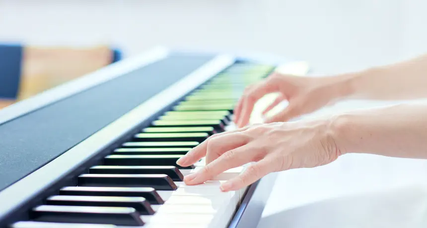 電子ピアノを弾く手元の様子