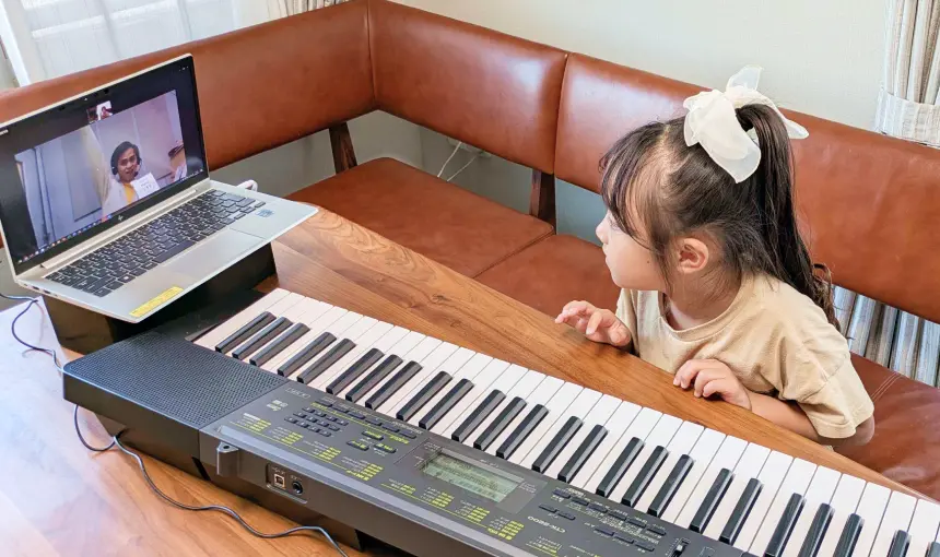 パソコンでZoomをつないでレッスンを受ける様子